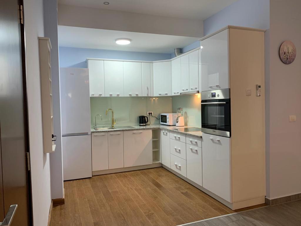 Lux Apartments Pinctada Dobra Voda Ngoại thất bức ảnh